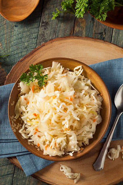 ローオーガニックピクルスザワークラウト - sauerkraut salad coleslaw cabbage ストックフォトと画像