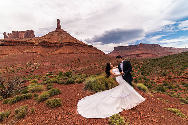 fotografia de casamento.  noiva e noivo no deserto de utah, moab. - moab utah cloud desert - fotografias e filmes do acervo
