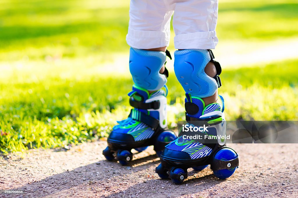 Anak-anak kecil roller skating di taman musim panas - Bebas Royalti Bantalan Foto Stok