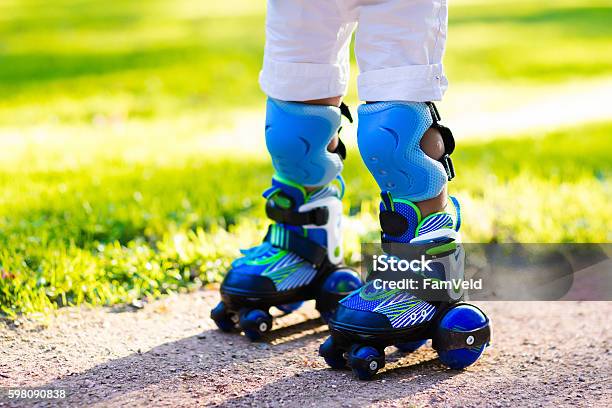 Anakanak Kecil Roller Skating Di Taman Musim Panas Foto Stok - Unduh Gambar Sekarang