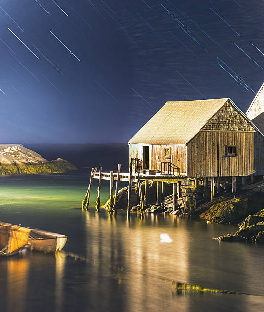 étoiles pleuvoirs dans l’anse - water flowing water east coast peggys cove photos et images de collection