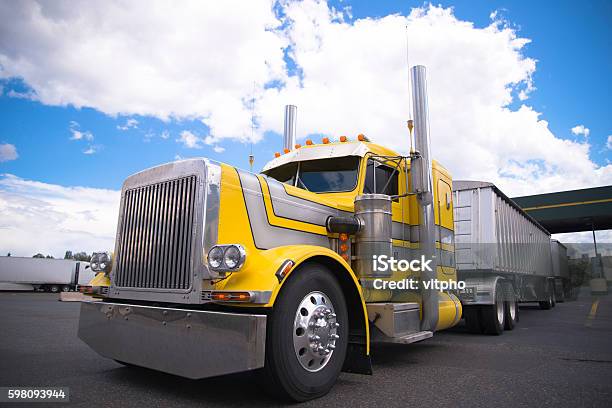 Gelber Klassischer Custom Semi Truck Mit Zwei Bulkanhängern Stockfoto und mehr Bilder von Lastzug