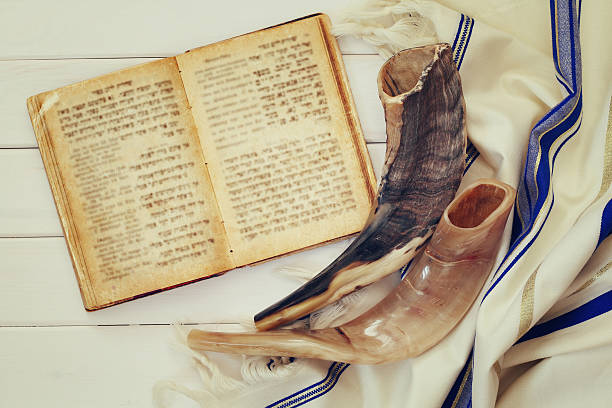 scialle di preghiera - tallit e shofar (corno) simbolo religioso ebraico - hebrew script judaism jewish ethnicity book foto e immagini stock