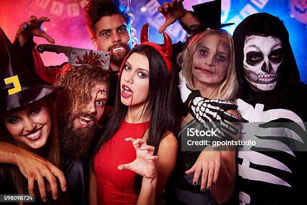 Caras Espeluznantes Hechas Por Gente Del Partido Foto de stock y más banco de imágenes de Halloween - Halloween, Disfraz, Vestuario teatral