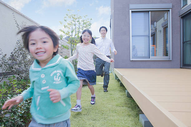 istock Japanese family playing outside 598135430
