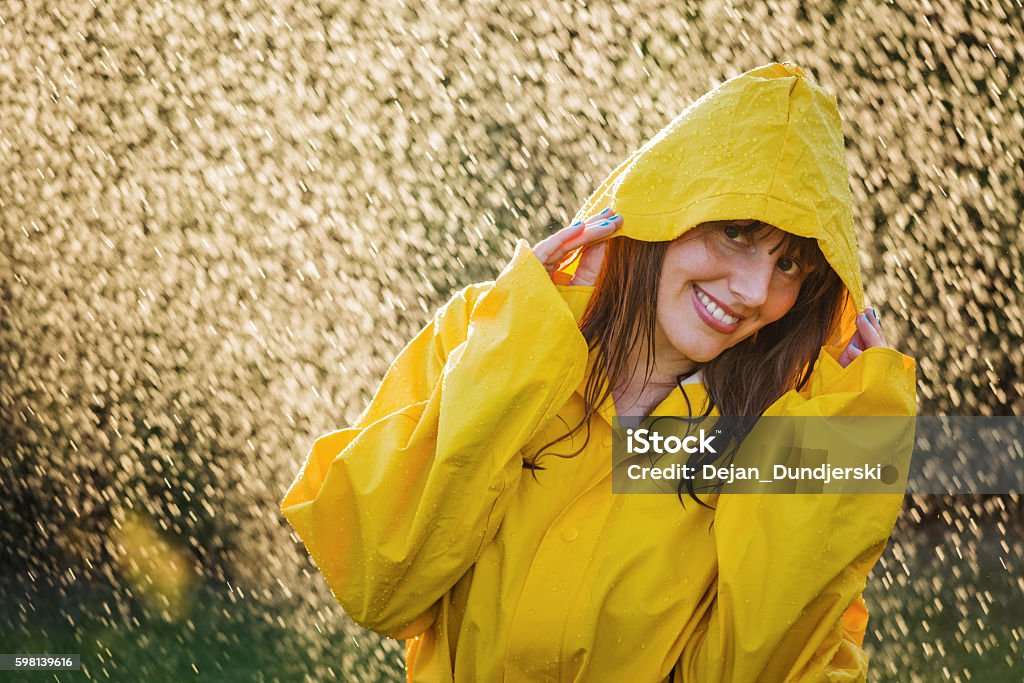 Perdóneme zapatilla Inmundo Mujer Con Impermeable Amarillo En La Lluvia Foto de stock y más banco de imágenes de Abrigo - Abrigo, Adulto, Agua - iStock Perdóneme zapatilla Inmundo Mujer Con Impermeable Amarillo En La Lluvia Foto de stock y más banco de imágenes de Abrigo - Abrigo, Adulto, Agua - iStock