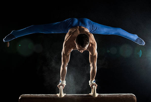 homme gymnaste en équilibre sur les mains sur un cheval-d'arçons - male body sport exercising photos et images de collection