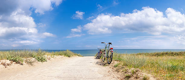 vélos à la plage - rugen island photos et images de collection