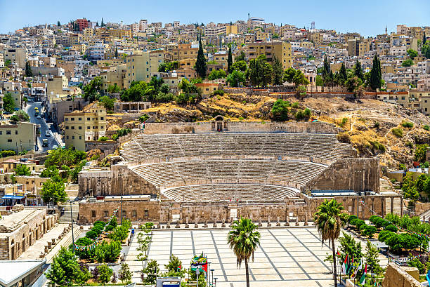 vue sur le théâtre romain à amman - amphitheater photos et images de collection