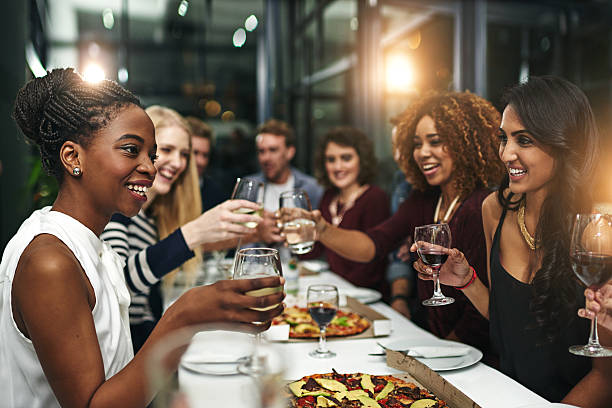 la comida y la amistad siempre son una combinación ganadora - dining people women wine fotografías e imágenes de stock