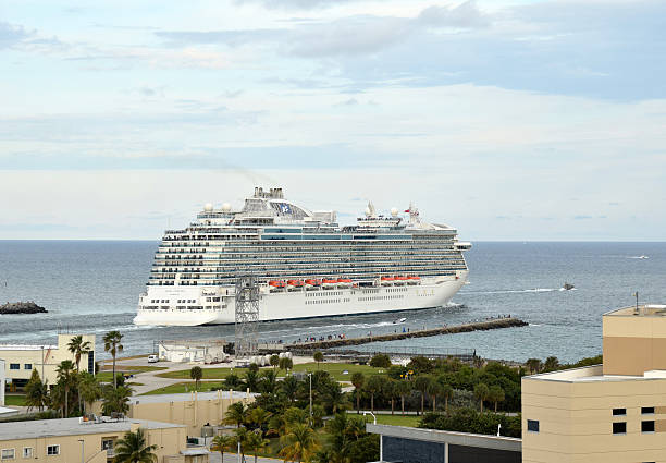 regal princess sale de miami - p and o cruises fotografías e imágenes de stock