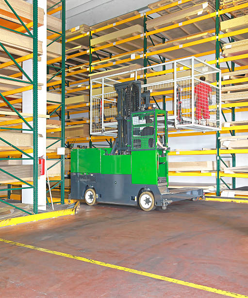 magazzino materiali da costruzione - lumber industry timber truck forklift foto e immagini stock