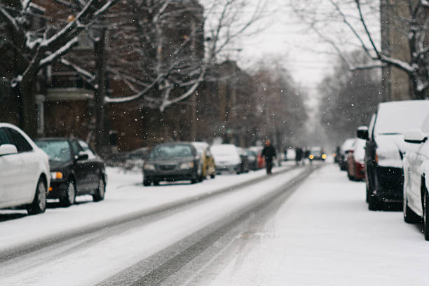 istock Snowing in city 598159144