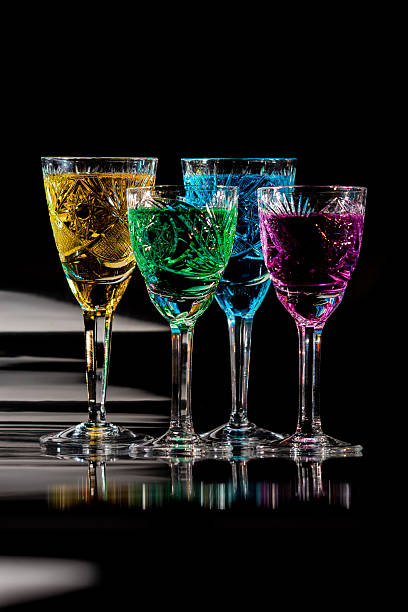 verrerie en cristal avec des liquides de couleur - wineglass glass crystal studio shot photos et images de collection