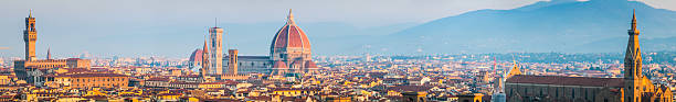 firenze duomo campanile e guglie medievali panorama sul tetto toscana italia - renaissance florence italy piazza duomo italy foto e immagini stock