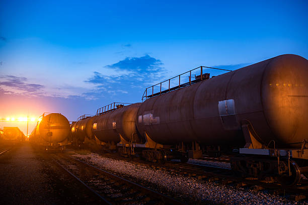 el tanque ferroviario - kerosene oil fotografías e imágenes de stock