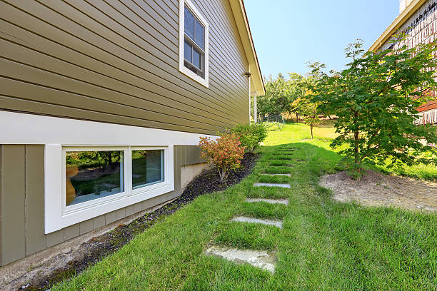 istock Stone walkway on green grass leading to the backyard 598162290