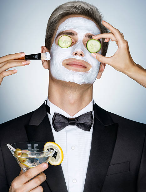 dżentelmen otrzymuje zabieg spa twarzy. - cucumber human eye spa treatment health spa zdjęcia i obrazy z banku zdjęć