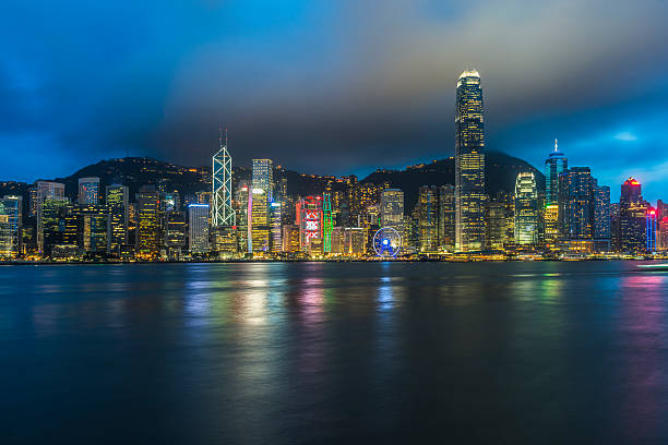 해안선을 따라 현대 조명 건물, 홍콩 - night sky hong kong architecture 뉴스 사진 이미지