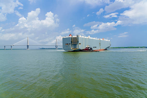 navire sur le fleuve cooper devant le pont de charleston - charleston harbor photos et images de collection