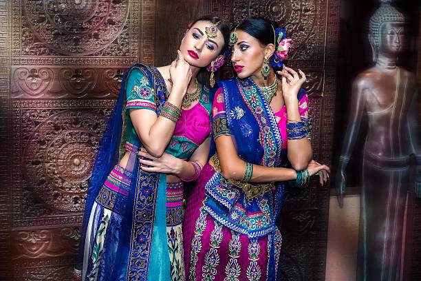dwie piękne harem dziewczyny lub tancerki brzucha lub hinduskie panny młode - sculpture female dancer wood zdjęcia i obrazy z banku zdjęć