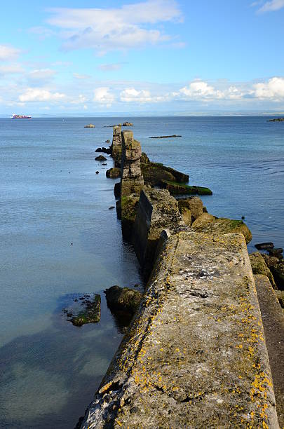 海の壁の遺跡 - scotland fife firth of forth waterbreak ストックフォトと画像