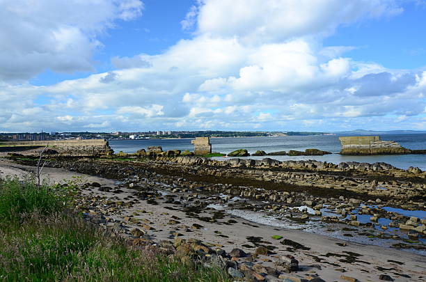 seafield ビーチ - scotland fife firth of forth waterbreak ストックフォトと画像