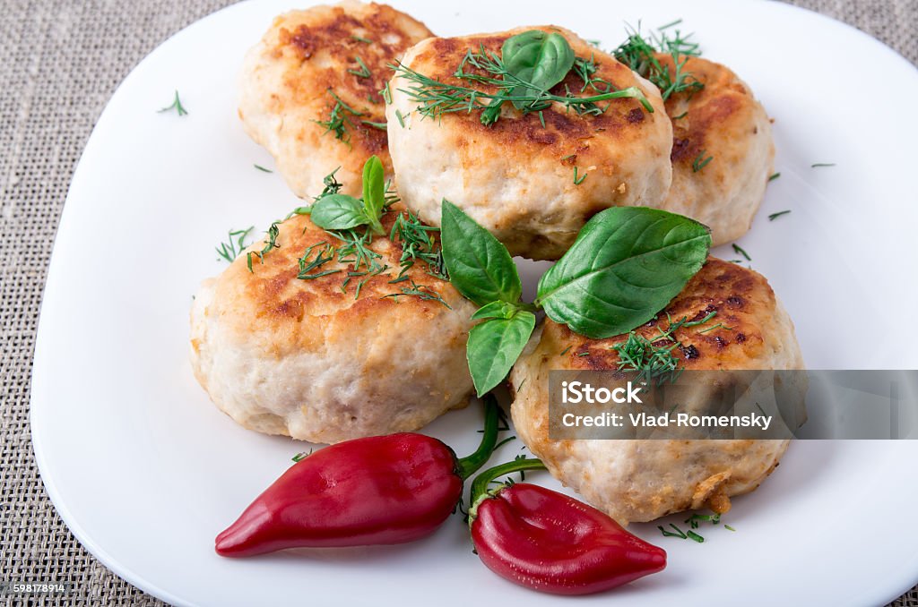 Rissole de frango picado no prato com pimenta vermelha - Foto de stock de Alimentação Saudável royalty-free