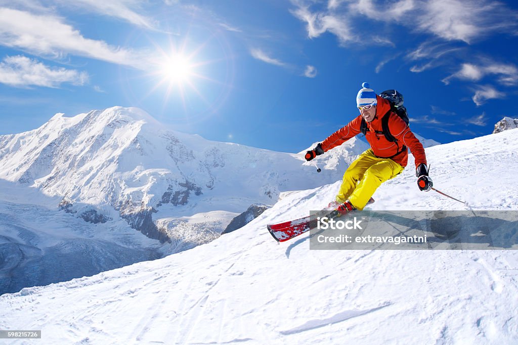 Sciatore in discesa contro vetta Cervino in Svizzera - Foto stock royalty-free di Sci - Sci e snowboard