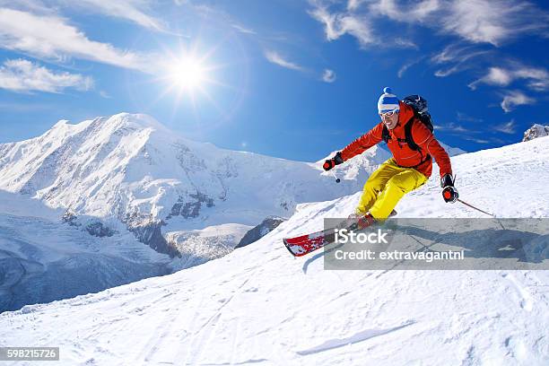 Foto de Esquiador Esquiando Ladeira Abaixo Contra O Pico Matterhorn Na Suíça e mais fotos de stock de Esqui - Esqui e snowboard