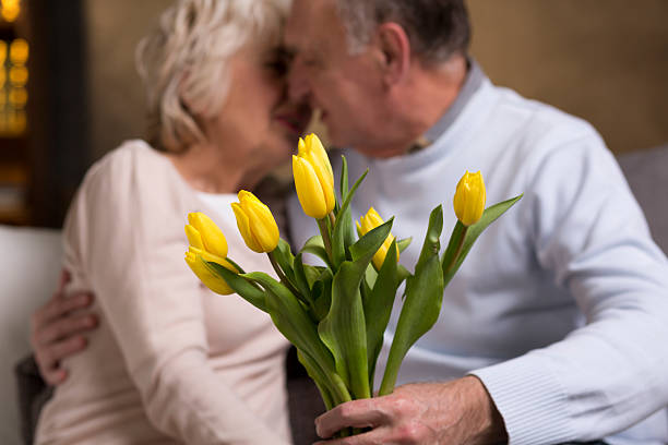 istock Kiss and flowers 598215802
