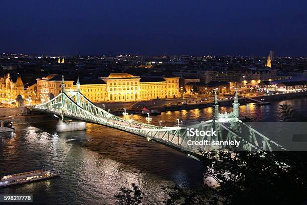 Foto de Budapeste Panorama E Ponte Da Liberdade e mais fotos de stock de Arquitetura - Arquitetura, Budapeste, Cidade