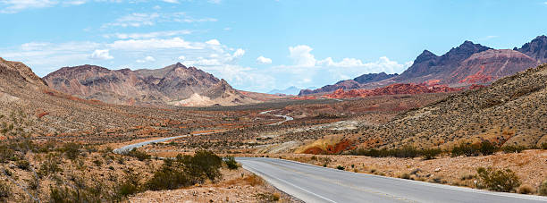 砂漠道のパノラマ - nevada usa desert arid climate ストックフォトと画像