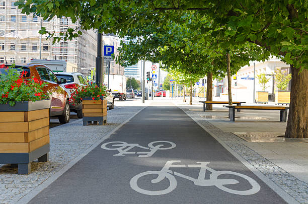 infraestrutura de ciclismo na cidade - bicycle sign symbol bicycle lane - fotografias e filmes do acervo