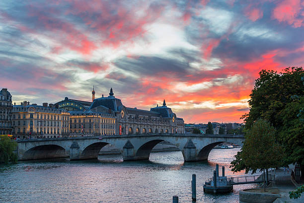 Paris afterglow Red evening sky over the River Seine in Paris musee dorsay stock pictures, royalty-free photos & images