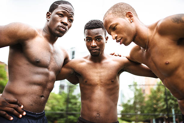 코트에 거리 농구 팀 - shirtless men jock american culture 뉴스 사진 이미지