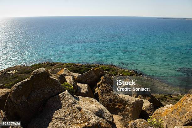 Foto de Os Muitos Tons De Azul Do Mar Mediterrâneo e mais fotos de stock de Areia - Areia, Azul, Baía