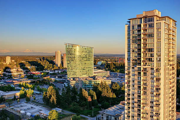 vista do pôr do sol do telhado de highrise, surrey, bc, canadá - city urban scene canada commercial land vehicle - fotografias e filmes do acervo