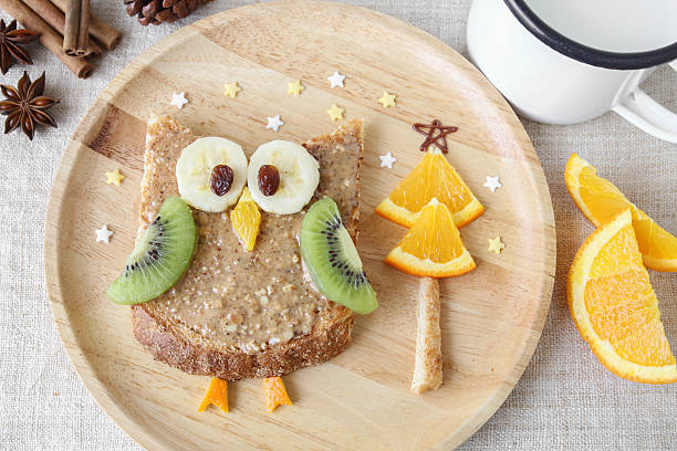 fun owl toast with fruit, food art breakfast for kids - torrada ilustrações imagens e fotografias de stock