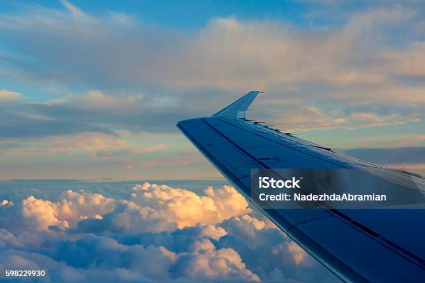 Foto de Asa Do Avião No Fundo Do Céu Durante O Pôr Do Sol e mais fotos de stock de Asa de aeronave - Asa de aeronave, Avião, Avião comercial