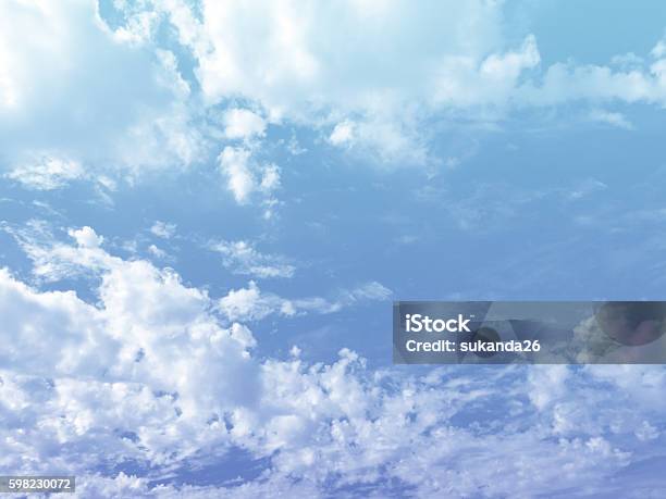 Foto de Céu De Filtro De Gradiente Azul Brilhante E Nuvens Para Fundo e mais fotos de stock de Azul