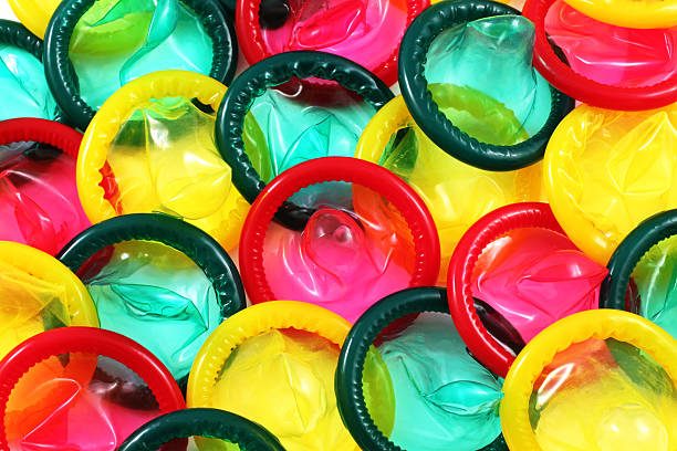 gros plan sur les condoms colorés - condom photos et images de collection