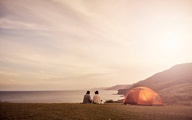 중요한 것은 여러분 옆에 있는 사람입니다. - tent camping lifestyles break 뉴스 사진 이미지
