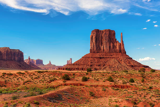 monument valley west thumb - tafelberg berg stock-fotos und bilder