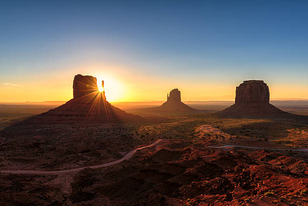 magische landschaft monument valley bei sunrise in arizona - monument valley usa panoramic stock-fotos und bilder