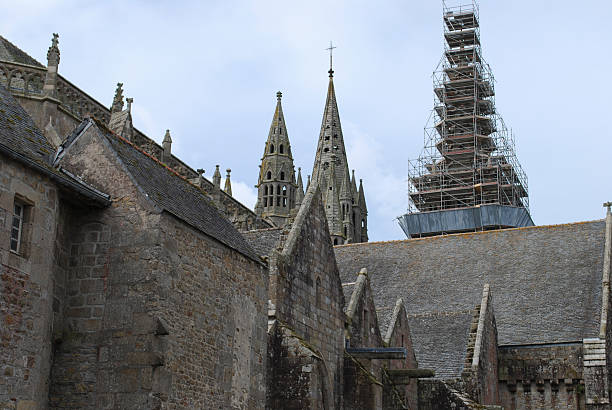 wiederaufbau der alten kirche - restoring house scaffolding history stock-fotos und bilder