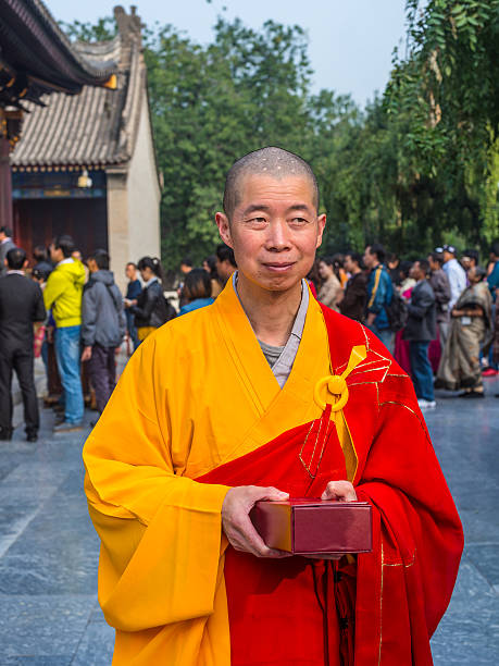 monk w: giant wild goose pagoda, xian - shaanxi province obrazy zdjęcia i obrazy z banku zdjęć