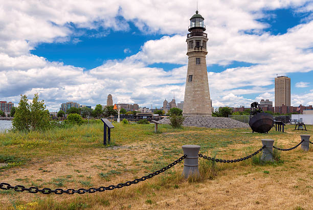 buffalo north breakwater lighthouse y la ciudad al fondo - buffalo new york state fotografías e imágenes de stock