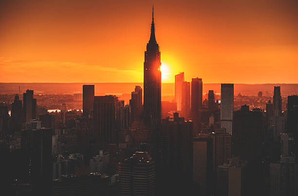 エンパイアステートビルのニューヨーク市の空中写真スカイライン - new york city sunrise new york state usa ストックフォトと画像