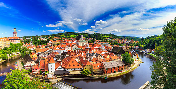 paisagem urbana de cesky krumlov - vltava river - fotografias e filmes do acervo